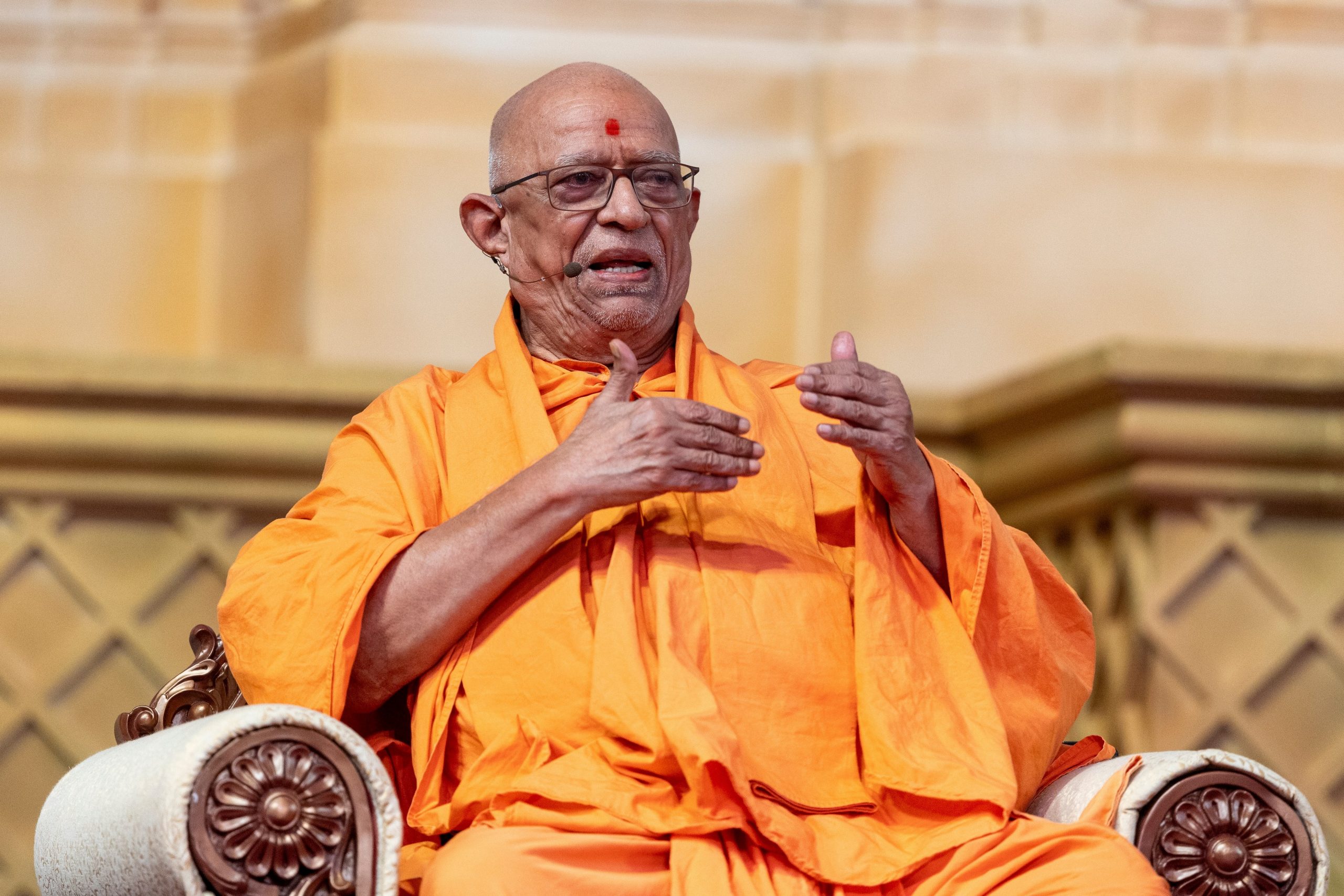 Sadguru Pujya Swayamprakashdas Swami (Doctor Swami) addressing the evening assembly themed,